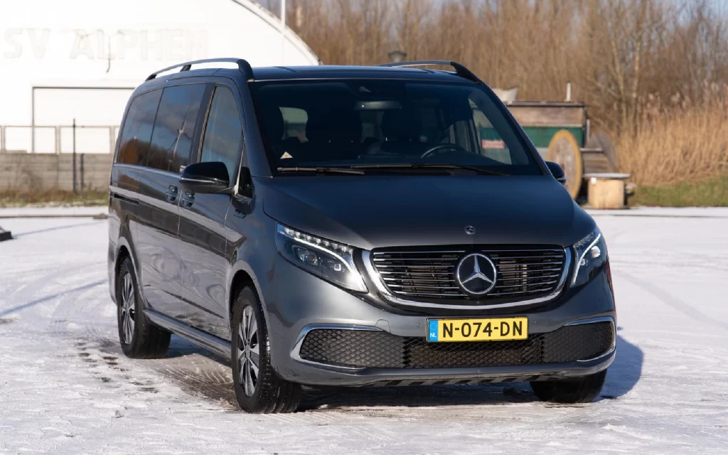 Серая furgon Mercedes-Benz EQV запаркованная в снегу. На бок furgona нанесена надпись «SV ALP» и номерной знак «N-074-DN».