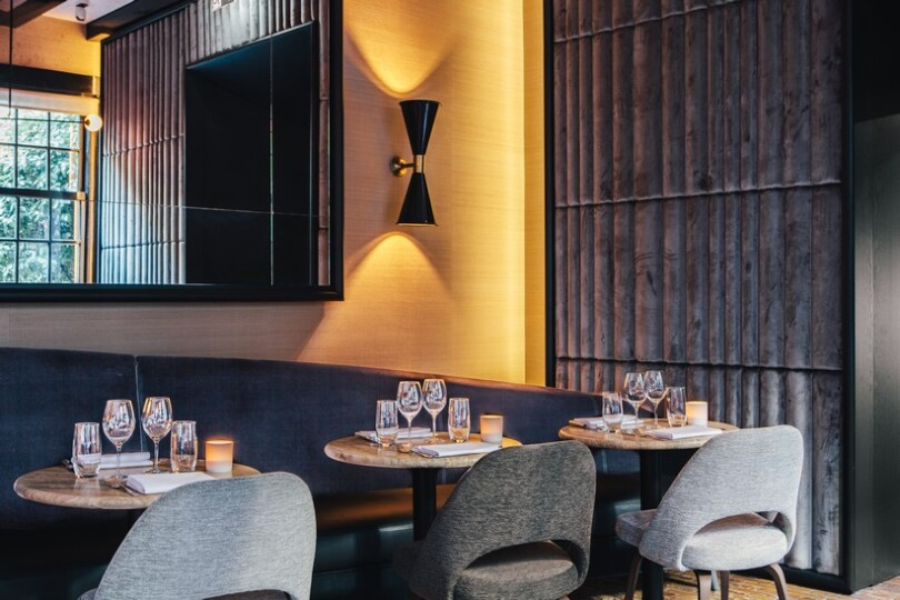 Интерьер Brasserie Occo с камином и изысканно сервированными столами